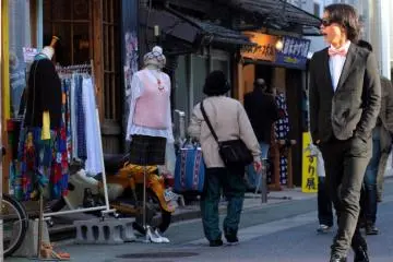 Just west of Nishi-dori, Daimyo calls the fashionable to the streets (Photo: Tristan Scholze)
