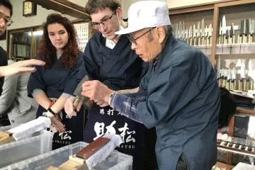 Expert and patience advice in sharpening your own knife in a prebooked class (Photo: Bonson Lam / JT)