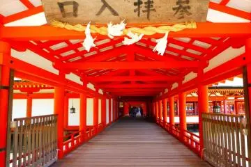 Use the Hiroshima Free Wi-Fi service on the ferry ride to Miyajima to learn more about the Itsukushima shrine. (Photo: <a href="http://en.japantravel.com/hiroshima/miyajima-walking-tour/5606" target="_blank" rel="noreferrer noopener nofollow">Chantelle Silva</a>)
