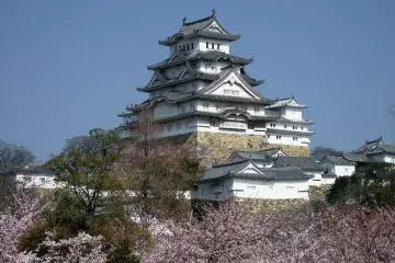 Himeji Castle with sakura (Photo:  Castle Himeji sakura01 adjusted.jpg – <a href="http://en.wikipedia.org/wiki/File:Castle_Himeji_sakura01_adjusted.jpg" target="_blank" rel="noreferrer noopener nofollow">Miya.m, color correction by Gorgo, level-adjusted by Quasipalm</a> / <a href="https://creativecommons.org/licenses/by-sa/3.0/deed.en" target="_blank" rel="noreferrer noopener nofollow">CC BY-SA 3.0</a>)