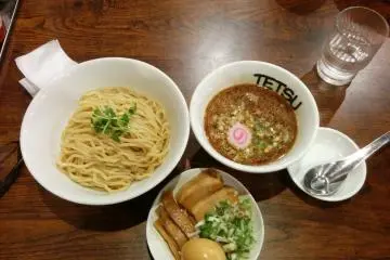 A tsukemen set with boiled egg and sliced pork (Photo: Odilia Djoenar)