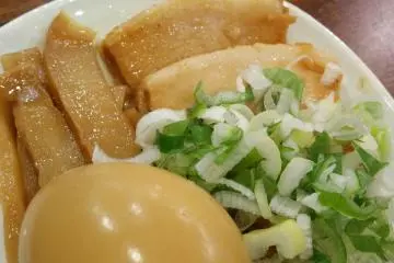 Pork and flavored egg with sliced scallions (Photo: Odilia Djoenar)