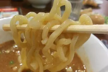 Take the noodles, dip them into broth, and eat! (Photo: Odilia Djoenar)