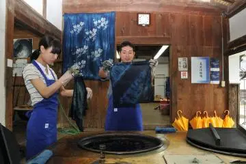 Indigo dying at Ai-no-Yakata (Photo: Sugoi PR)