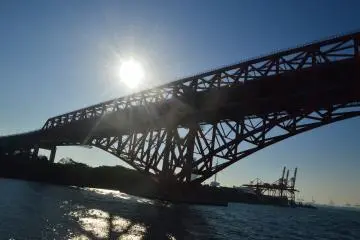 The blazing sunlight during the day cruise (Photo: Odilia Djoenar)
