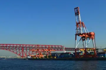 The port's heavy equipment (Photo: Odilia Djoenar)