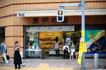 Mamegen, a famous snack shop specializing in addictive shio okaki, a deep-fried rice cracker (Photo: Peter Lin )