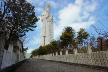 After you park your car, you must walk up a short hill to the statue and temple (Photo: Bret de Colebi)