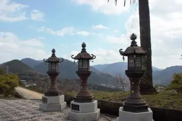 Lanterns on the temple ground (Photo: Bret de Colebi)