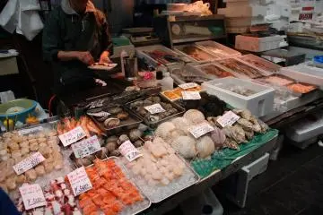 Fish and seafood skewer ready to be grilled. (Photo: Guillaume Dore)