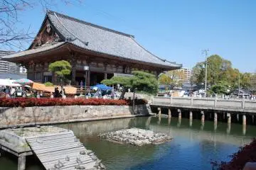 One of the buildings of Shitenno-ji temple. (Photo: Guillaume Dore)