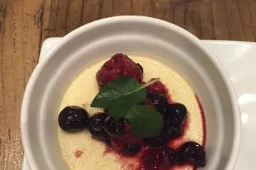 Almond milk pudding with berries (Photo: <a href="https://www.instagram.com/venus.dreaming/" target="_blank" rel="noreferrer noopener nofollow">K.A.</a>)