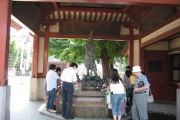 Washing before going into the Temple (Photo: Michael Kaplan May 2006)