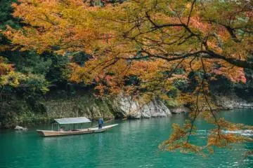 Autumn is a wonderful time to take the boat downstream for the changing of the colours (Photo: <a href="https://www.shutterstock.com/image-photo/boatman-punt-boat-tourists-enjoy-autumn-1081047023" target="_blank" rel="noreferrer noopener nofollow">nuu_jeed</a> / Shutterstock.com)