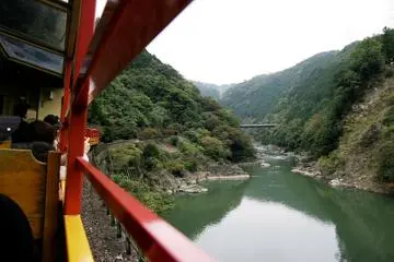The Sagano Romance Train, a sight-seeing tram that winds its way to Kameoka (Photo: <a href="https://www.flickr.com/photos/nanaow/1849856088/" target="_blank" rel="noreferrer noopener nofollow">Nanao Wagatsuma</a> / <a href="https://creativecommons.org/licenses/by/2.0/" target="_blank" rel="noreferrer noopener nofollow">CC BY 2.0</a>)