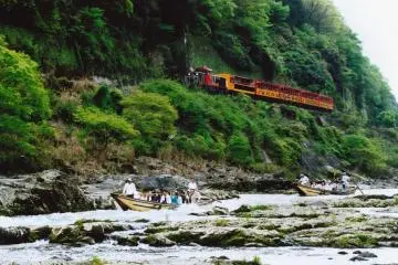 Sagano to Kameoka Torokko Romantic Train (Photo: <a href="http://www.kyoto.travel/" target="_blank" rel="noreferrer noopener nofollow">Kyoto City Tourism</a> / Public Domain)