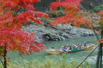 Sometimes you can see the Hozugawa-kudari from the train (Photo: <a href="http://www.kyoto.travel/" target="_blank" rel="noreferrer noopener nofollow">Kyoto City Tourism</a> / Public Domain)