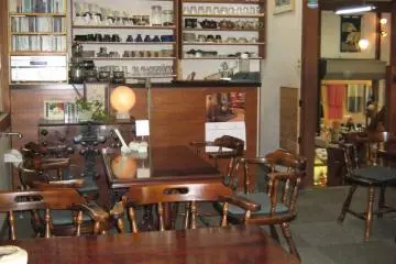 We visited the gift shop at the public quarry and relaxed for a while with some refreshments in this attached coffee shop (Photo: S. C. Kurokawa)