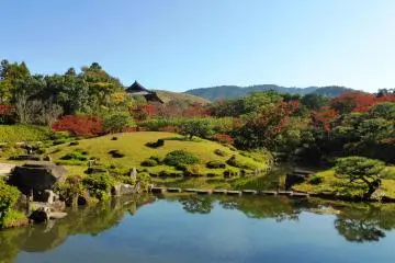 Isui-en garden (Photo: <a href="https://flickr.com/photos/ttshr1970/49043059767" target="_blank" rel="noreferrer noopener nofollow">Tetsuhiro Terada</a> / <a href="https://creativecommons.org/licenses/by/2.0/" target="_blank" rel="noreferrer noopener nofollow">CC BY 2.0</a>)