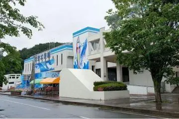 Front and side view of the aquarium. (Photo: <a href="http://en.wikipedia.org/wiki/File:Asamushi_Aquarium_Aomori_Japan01n.jpg" target="_blank" rel="noreferrer noopener nofollow">wikipedia creative commons</a>)