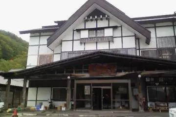The compound's main entrance (Photo: <a href="https://en.wikipedia.org/wiki/File:Sukayu_Onsen.jpg" target="_blank" rel="noreferrer noopener nofollow">DoWhile</a> / Public Domain)