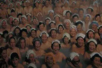Picture of a poster showing the hot spring at maximum capacity! (Photo: <a href="https://www.flickr.com/photos/dav/251254470/" target="_blank" rel="noreferrer noopener nofollow">Dav Yaginuma</a> / <a href="https://creativecommons.org/licenses/by-nc-sa/2.0/" target="_blank" rel="noreferrer noopener nofollow">CC BY-NC-SA 2.0</a>)