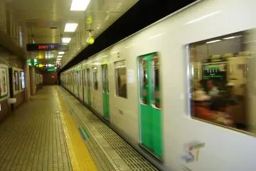 Sapporo Municipal Subway (Photo: <a href="https://www.flickr.com/photos/alberth2/4692846963/in/photolist-89G4Ux-abpXMw-abjdZ9-jH48Bn-4ST76B-jH6Tt7-7Md46o-q7DgkC-qhzrnN-APu5a-qhzraU-9tEtev-9rVG6X-7PfmyB-8uR1uD-dUvGCr-bn8YPw-92H44E-cFEfRQ-aJABVD-qhJ53z-9tEtBD-5eLZKJ-7McMTh-89G4HP-4ST3Ke-7Md36L-jH6eYW-3xpXBJ-92H3Y9-qhA6eb-APu3j-aJAe4P-jH6crw-7M8TPV-7Md3dm-5pJS92-8r94Ve-aaN721-4L72h1-bn8ZXs-qhJ4X4-qhGmJg-5PDenU-uozU1-6957qU-e8Fy8-7M95vn-7M955x-4ST3XZ" target="_blank" rel="noreferrer noopener nofollow">Tzuhsun Hsu</a> / <a href="https://creativecommons.org/licenses/by-sa/2.0/" target="_blank" rel="noreferrer noopener nofollow">CC BY-SA 2.0</a>)