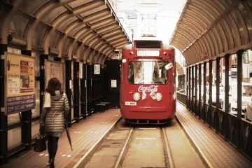 catching the street car in Susukino (Photo: <a href="https://www.flickr.com/photos/tisvet/15861480307/in/photolist-qaCeup-qz1frU-DHnfYY-fH5c8w-e7rbq7-e7r9bm-e7kx4g-e7kwfT-e7kuUe-e7rae1-nVGftR-e7kxHr-e7kvY6-e7kujR-e7rcVG-e7kvdn-e7rs1h-e7kxog-7PjiaA-e7kzER-e7rdn7-e7kzhc-e7rdCf-e7rrRm-GPJKJY-mNFBCU-ruTRYE-7PjiAE-oNe3Qe-oNb75Y-pszAi1-pUs8bZ-7PjdNy-et9X2C-7PjhVo-7PfirP-7PjdCY-7PjgKJ-7Pfhrk-7PfgWk-7PfhYx-7PfhBv-7PfhT6-7Pjgm5-7Pjf8Q-7PfeSM-7Pjgsb-7PjeXm-ruZmwe-my5Hjs" target="_blank" rel="noreferrer noopener nofollow">Humbletree</a> / <a href="https://creativecommons.org/licenses/by-nc/2.0/" target="_blank" rel="noreferrer noopener nofollow">CC BY-NC 2.0</a>)