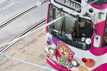 Sapporo Trams (Photo: <a href="https://www.flickr.com/photos/23313207@N00/8604345871/in/photolist-e7kwfT-e7kuUe-e7rae1-nVGftR-e7kxHr-e7kvY6-e7kujR-e7rcVG-e7kvdn-wx6Nvq-e7rs1h-qaCeup-e7kxog-e7kzER-7PjiaA-e7rdn7-e7kzhc-e7rdCf-e7rrRm-qz1frU-DHnfYY-ruTRYE-7PjiAE-oNe3Qe-oNb75Y-pszAi1-pUs8bZ-7PjdNy-et9X2C-7PjhVo-7PjdCY-7PfirP-7PjgKJ-7Pfhrk-7PfgWk-7PfhYx-7PfhBv-7PfhT6-7Pjgm5-7Pjf8Q-7PfeSM-GPJKJY-7Pjgsb-7PjeXm-ruZmwe-mNFBCU-my5Hjs-7Pjgy3-7PjggJ-7PfgQ4" target="_blank" rel="noreferrer noopener nofollow">Andrew K. Smith</a> / <a href="https://creativecommons.org/licenses/by/2.0/" target="_blank" rel="noreferrer noopener nofollow">CC BY 2.0</a>)