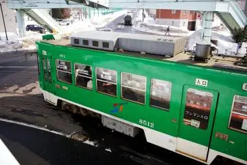 Sapporo City Transportation Bureau’s streetcars come in many hues. (Photo: <a href="https://www.flickr.com/photos/23313207@N00/8604349663/in/photolist-e7kxog-e7kzER-7PjiaA-e7rdn7-e7kzhc-e7rdCf-e7rrRm-qz1frU-DHnfYY-ruTRYE-7PjiAE-oNe3Qe-oNb75Y-pszAi1-pUs8bZ-7PjdNy-et9X2C-7PjhVo-7PjdCY-7PfirP-7PjgKJ-7Pfhrk-7PfgWk-7PfhYx-7PfhBv-7PfhT6-7Pjgm5-7Pjf8Q-7PfeSM-7Pjgsb-ruZmwe-7PjeXm-mNFBCU-GPJKJY-my5Hjs-7Pjgy3-7PjggJ-hMiJZE-7PjeHy-7PfgQ4-7PjeDm-7Pfjae-7PjdVu-7Pfg6x-7PjhoU-7Pfjw8-7Pjh1d-7PffZP-7PfgAa-7PjeNq" target="_blank" rel="noreferrer noopener nofollow">Andrew K. Smith</a> / <a href="https://creativecommons.org/licenses/by/2.0/" target="_blank" rel="noreferrer noopener nofollow">CC BY 2.0</a>)