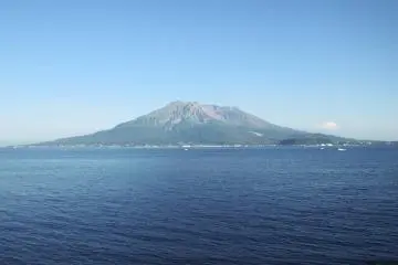 Sakurajima (Photo: <a href="https://www.flickr.com/photos/yuko_okuy/5593935037/in/photolist-9wjnZP-BWkAM9-Cd4hcf-ne5Zoy-9hYuwu-8H5jtL-9CcaE3-9vR4Tj-8ujBMF-8fhEjP-4LFBsg-7VCC7A-dFdnr-fAAAMi-fAA5N2-5M2hs-fAAuzc-fAAroK-nhaT1T-9hVfDX-Cp2pCP-gkyRrH-qNnptA-8ZNCmL-5QJAqf-dzzHWv-7YQjgu-8Lkxpk-8LoB2u-8H5zN3-8LoB2U-7AcpyG-6fdS8-ffjvLS-8H2rGX-8H5zWW-8H2rNa-26dr3Y-8LwAc6-dzFiRh-8LzEQy-dFdqU-b6geDn-7jwdBK-9HKEe-9MZ85t-8H5zUb-8H5zPs-SN93D-8H2rR4" target="_blank" rel="noreferrer noopener nofollow">yuko (CC BY 2.0)</a>)