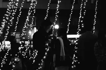romance under lights (Photo: <a href="http://www.gethiroshima.com" target="_blank" rel="noreferrer noopener nofollow">gethiroshima.com</a>)