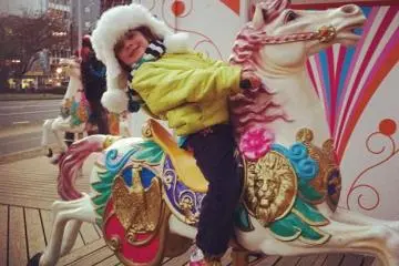 merry go round photo opportunity (Photo: <a href="http://www.gethiroshima.com" target="_blank" rel="noreferrer noopener nofollow">gethiroshima</a>)