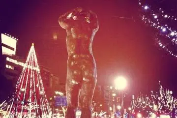 statue and lights (Photo: <a href="http://www.gethiroshima.com" target="_blank" rel="noreferrer noopener nofollow">gethiroshima.com</a>)