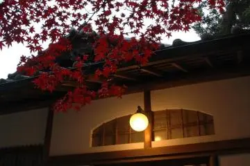 old fashioned, ornate house front on the island (Photo: <a href="http://www.gethiroshima.com" target="_blank" rel="noreferrer noopener nofollow">gethiroshima.com</a>)