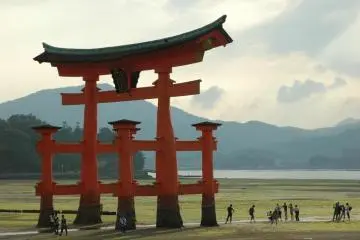 giant tori gate (Photo: <a href="http://www.gethiroshima.com" target="_blank" rel="noreferrer noopener nofollow">gethiroshima.com</a>)