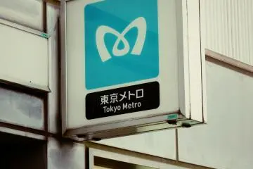 Tokyo Metro sign helps you find the subway entrance (Photo: Katarzyna (Kasia) Szumna)