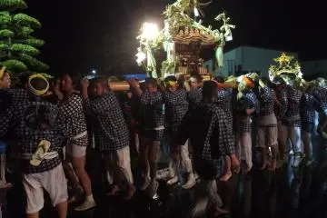 The carrying of the small shrine at Sosa City Gion Festival, Chiba Prefecture (Photo: <a href="https://en.japantravel.com/profile/victoria-vlisides/5490" target="_blank" rel="noreferrer noopener nofollow">Victoria Vlisides</a>)