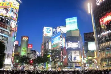Vivid colors on the skyline (Photo: <a href="https://commons.wikimedia.org/wiki/File:Shibuya-Crossing-Evening-01.jpg" target="_blank" rel="noreferrer noopener nofollow">Rs1421</a> / <a href="https://creativecommons.org/licenses/by-sa/3.0/deed.en" target="_blank" rel="noreferrer noopener nofollow">CC BY-SA 3.0</a>)