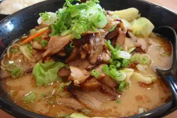 Premium pork ramen with tonkotsu (pork bone) stock and handmade noodles, Topped with thin tender slices of pork belly, cabbage, green onions, slivered carrots (Photo: <a href="http://www.flickr.com/photos/melaniewong/3471404337/" target="_blank" rel="noreferrer noopener nofollow">Melanie Wong</a>)