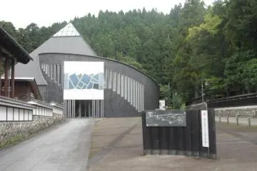 Front entrance (Photo: KH)