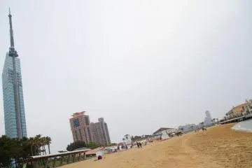 Fukuoka Tower oversees Momochi Beach (Photo: Tristan Scholze)
