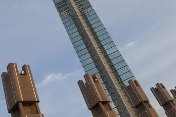 Fukuoka Tower from the promenade (Photo: <a href="https://en.japantravel.com/profile/tristan-scholze/419" target="_blank" rel="noreferrer noopener nofollow">Tristan Scholze</a>)