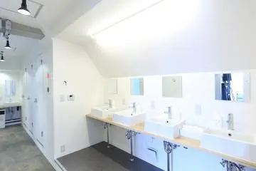 En-suite sinks and toilets in the dormitory (Photo: Oak Hostel Fuji)