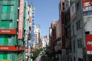 One of the streets of Shinjuku (Photo: Shiroi Tenshi)