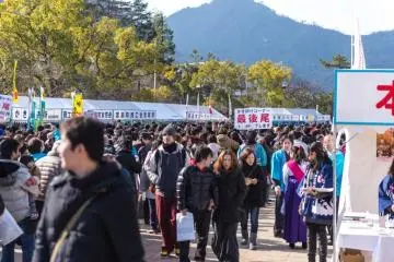 Photo: <a href="http://en.japantravel.com/hiroshima/oyster-festival-in-miyajima/3737" target="_blank" rel="noreferrer noopener nofollow">Peter Eberhardt (JT)</a>