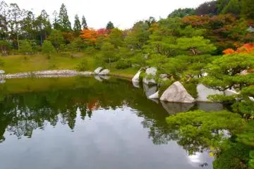 View of the gardens from the entrance (Photo: <a href="http://www.gethiroshima.com" target="_blank" rel="noreferrer noopener nofollow">gethiroshima.com</a>)