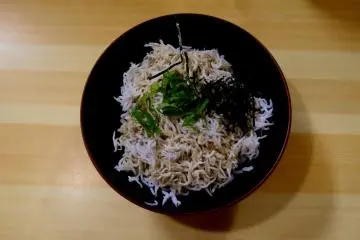 A local delicacy: Shirasu-don (Photo: Jose Manuel Zardain)