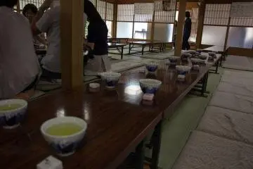 Tea being served while patrons relax and listen to the crickets. (Photo: <a href="http://www.flickr.com/photos/satorinihon/8077829241/" target="_blank" rel="noreferrer noopener nofollow">Christian Kaden</a>)