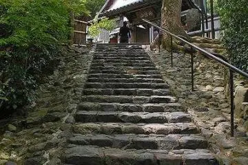 Stairs transport you through the temple's gardens to the entrance. (Photo: <a href="http://ja.wikipedia.org/wiki/%E3%83%95%E3%82%A1%E3%82%A4%E3%83%AB:Kegonji_Kyoto_ishidan_4230553.jpg" target="_blank" rel="noreferrer noopener nofollow">Wikipedia Commons</a>)